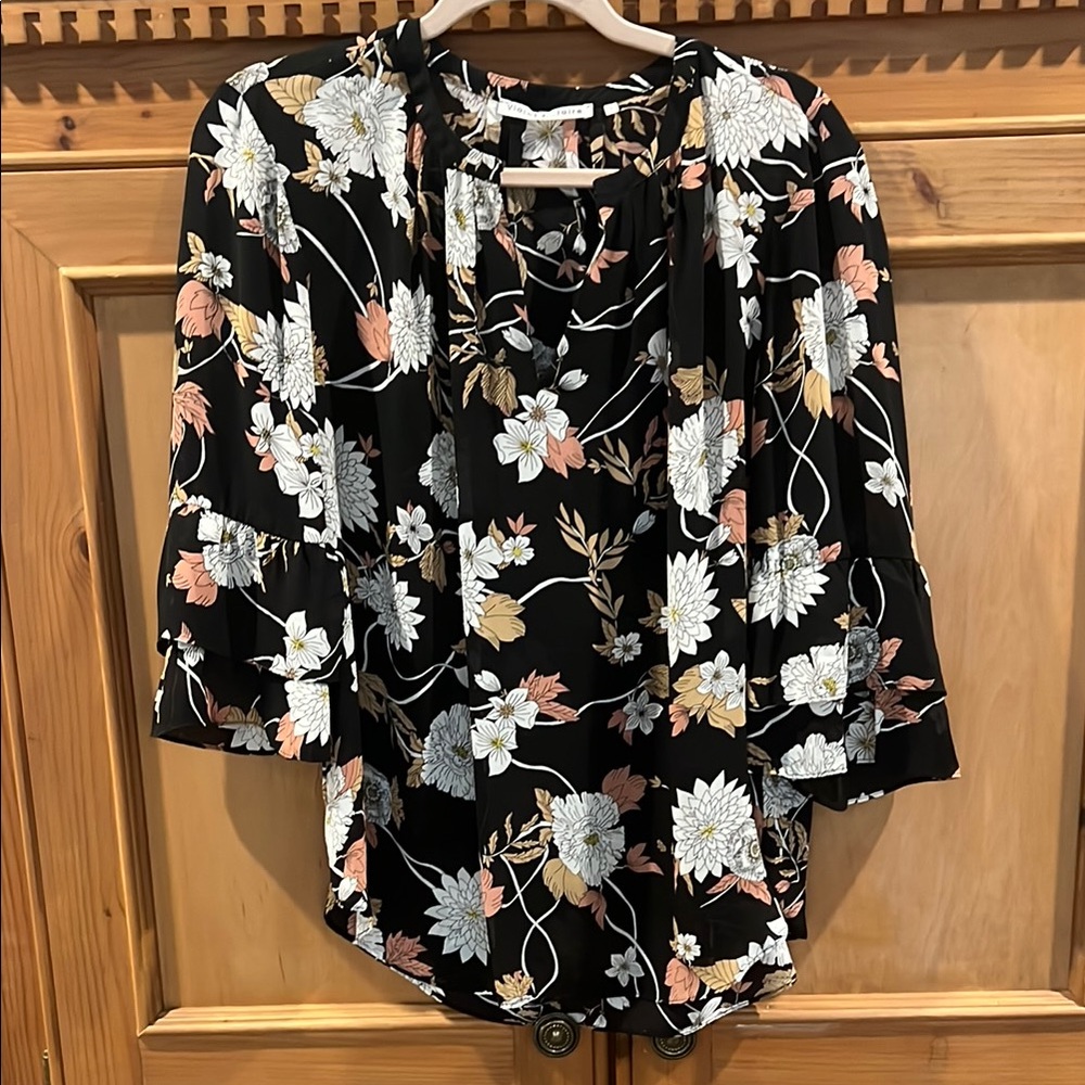 Violet + Claire Floral Black Top • V neck • bell sleeves NWOT size Large